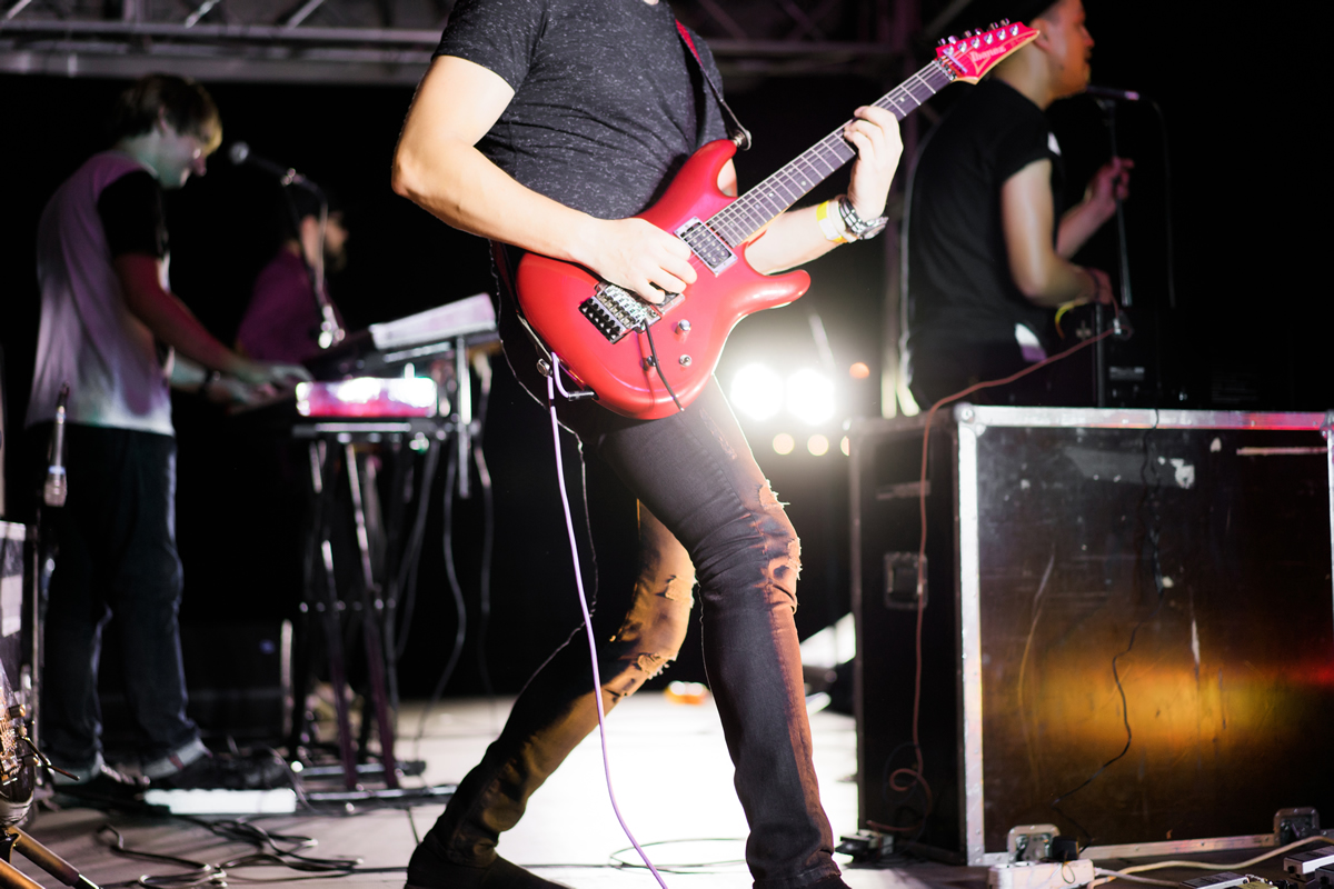 imagen de guitarrista, diferencia entre el rock clásico y el rock contemporáneo